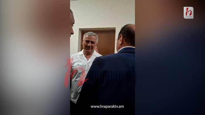 Սամվել Կարապետյանը եւ Դավիթ Տոնոյանը դեմ դիմաց դուրս եկան եւ գրկախառնվեցին