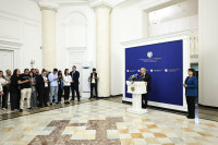 Աթոռներից կառչած` ագահ, չարացած, բոլորին ատող և ամեն ինչի ունակ մարդկանց խմբակ...