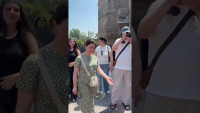 Մայր տաճարի բակում Բագրատ Սրբազանը ջրում է հավատացյալներին