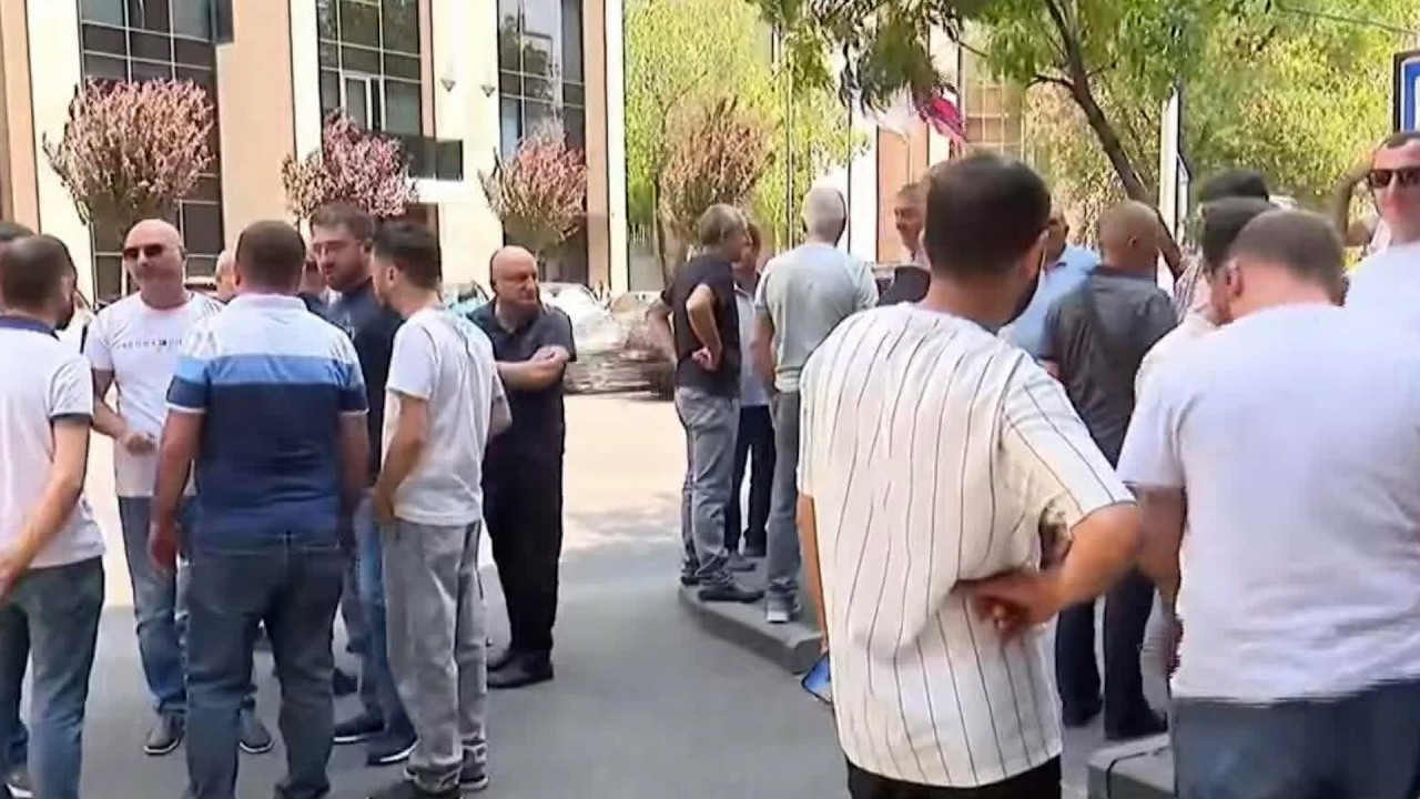 #Ուղիղ․ Երևանի Արարատ կոնյակի-գինու-օղու կոմբինատի աշխատակիցների բողոքի ակցիա են իրականացնում