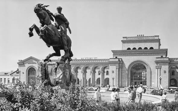 Մեծ շենքի փոքր պատմությունը