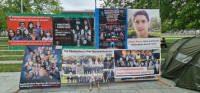 «Алиев, диктатор!»: в Германии азербайджанские политэмигранты провели акцию протеста против визита Ильхама Алиева