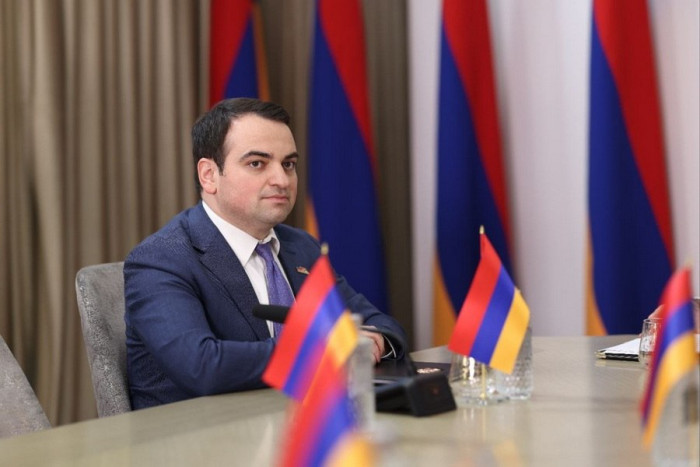 Քաղաքականությունն առաջին հերթին